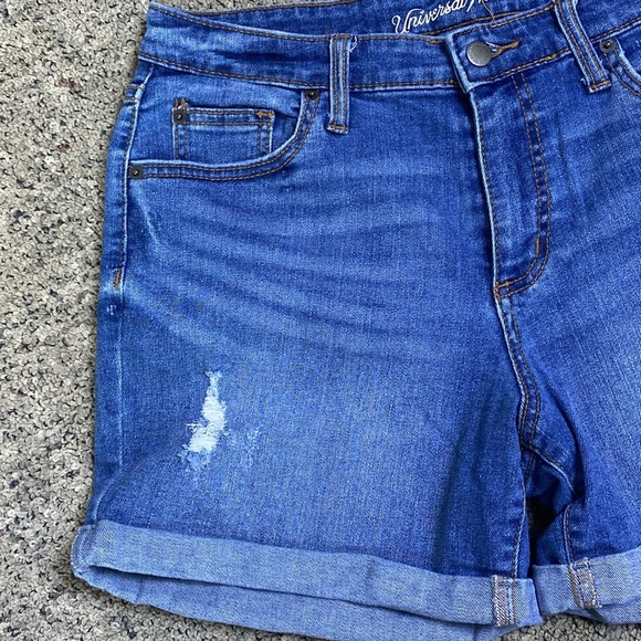 Universal Thread Midrise Boyfriend Distressed Jean Shorts Sz 10 - Picture 2 of 7